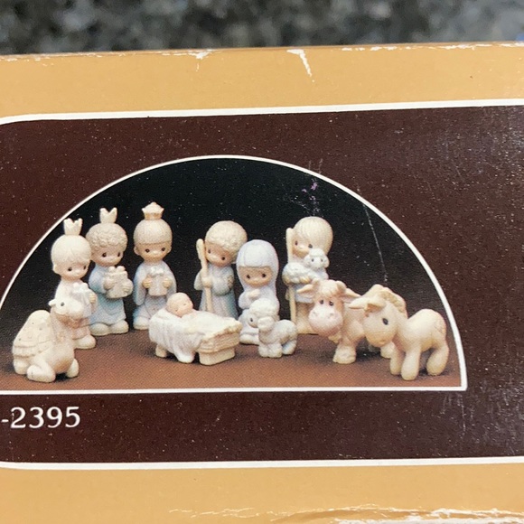 🌟IOB Precious Moments 11 piece Miniature Nativity Set E-2395 like new 🌟 - Picture 3 of 11